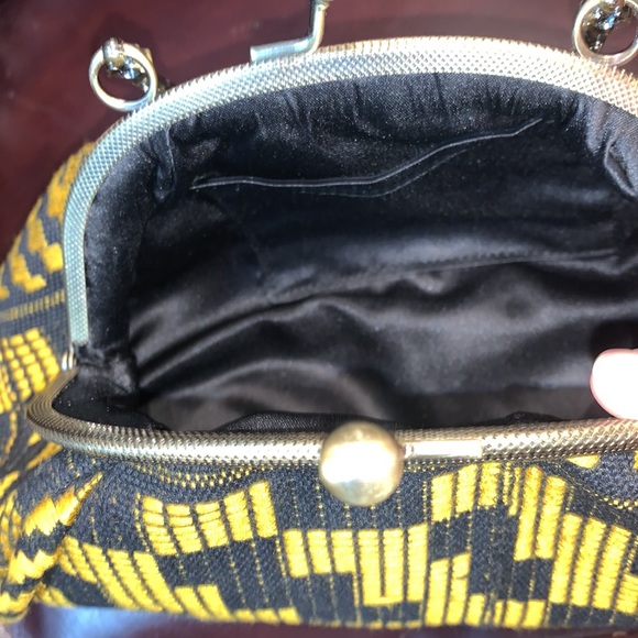 Unique Clasp Purse Handbag - Picture 12 of 12